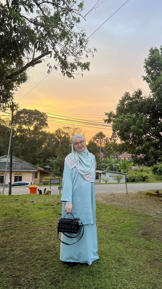 FilzaNazirah's tweet photo. selamat hari raya💚 https://t.co/WyrpMin9NA
