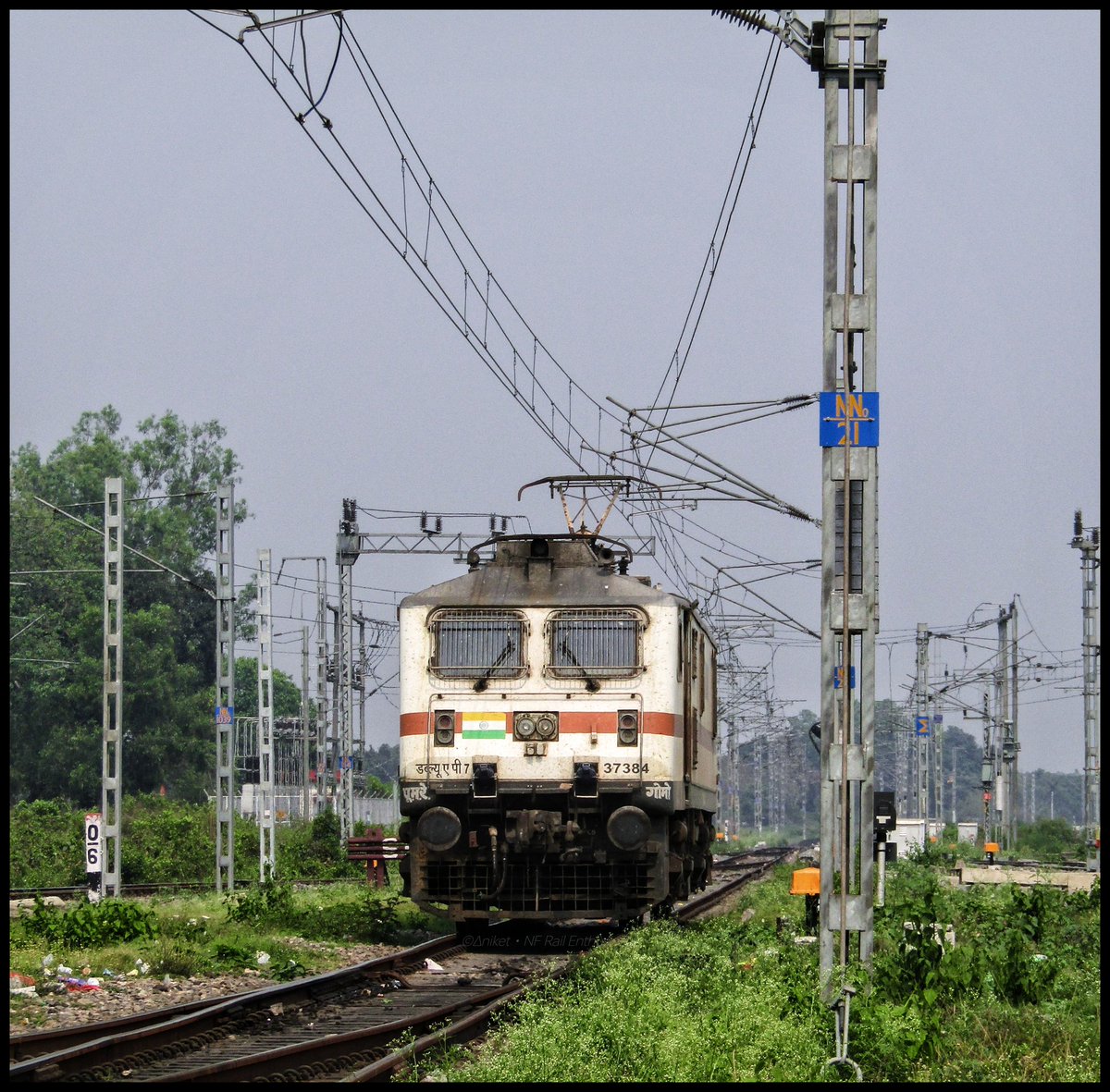Aniket46_'s tweet photo. A #Gomoh #WAP7 #reverses #itself to take the #charge of #Patna bound #CAPITAL Exp !!
#NFRailEnthusiasts
@RailMinIndia @RailNf @ECRlyHJP
@drm_kir @drmdhnecr https://t.co/wDjVJdnAOU