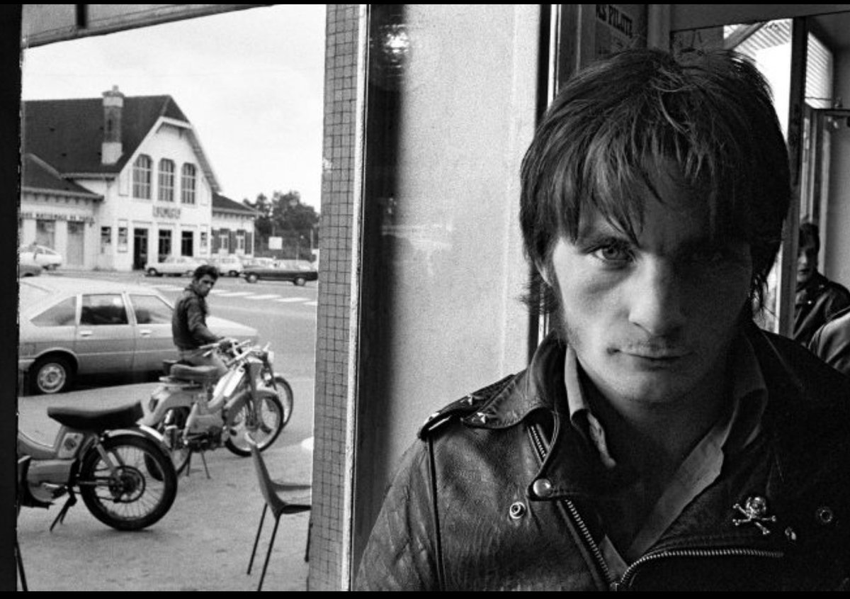 sim_barr's tweet photo. Primarily known for his war #photography, #YanMorvan began his career photographing the underbelly of society including his series titled #BlousonsNoir (#BlackJackets) from 1975 which focused on #gangs + #bikers …
#photographer #schwarzejacken #photojournalist #photojournalism https://t.co/GzYD5JocdA