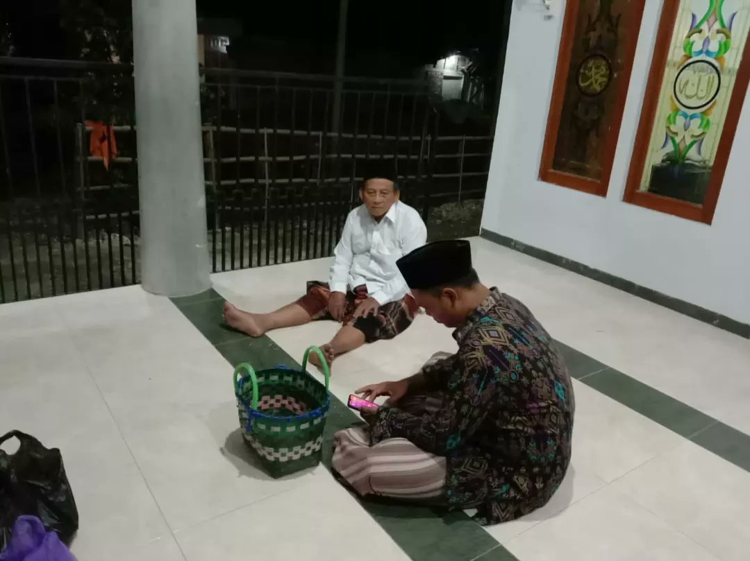 Nurul_Ulum89's tweet photo. [Doc. Jum'at, 21 April 2023] 

Giat Ikatan Remaja Musholla Nurul Ulum dalam gelaran :
1. Pengelolaan dan Pendistribusian Zakat Fitrah 
2. Gema Takbir 
3. Riyalatan serta Ramah Tamah

#Merawat Tradisi, 
#Menjaga Silaturohmi, 
#Idul Fitri 2023
#Musholla Nurul Ulum
#Kenongosari Soko https://t.co/cFtB3yEe2p