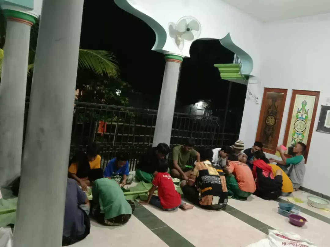 Nurul_Ulum89's tweet photo. [Doc. Jum'at, 21 April 2023] 

Giat Ikatan Remaja Musholla Nurul Ulum dalam gelaran :
1. Pengelolaan dan Pendistribusian Zakat Fitrah 
2. Gema Takbir 
3. Riyalatan serta Ramah Tamah

#Merawat Tradisi, 
#Menjaga Silaturohmi, 
#Idul Fitri 2023
#Musholla Nurul Ulum
#Kenongosari Soko https://t.co/cFtB3yEe2p