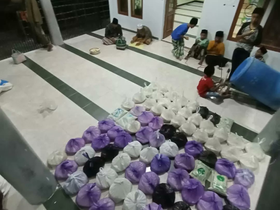 Nurul_Ulum89's tweet photo. [Doc. Jum'at, 21 April 2023] 

Giat Ikatan Remaja Musholla Nurul Ulum dalam gelaran :
1. Pengelolaan dan Pendistribusian Zakat Fitrah 
2. Gema Takbir 
3. Riyalatan serta Ramah Tamah

#Merawat Tradisi, 
#Menjaga Silaturohmi, 
#Idul Fitri 2023
#Musholla Nurul Ulum
#Kenongosari Soko https://t.co/cFtB3yEe2p