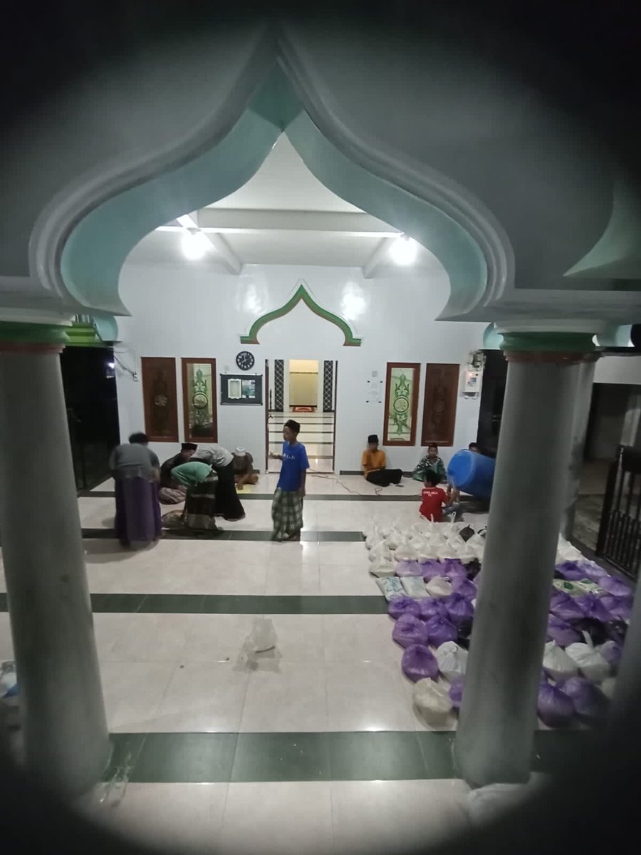 Nurul_Ulum89's tweet photo. [Doc. Jum'at, 21 April 2023] 

Giat Ikatan Remaja Musholla Nurul Ulum dalam gelaran :
1. Pengelolaan dan Pendistribusian Zakat Fitrah 
2. Gema Takbir 
3. Riyalatan serta Ramah Tamah

#Merawat Tradisi, 
#Menjaga Silaturohmi, 
#Idul Fitri 2023
#Musholla Nurul Ulum
#Kenongosari Soko https://t.co/cFtB3yEe2p