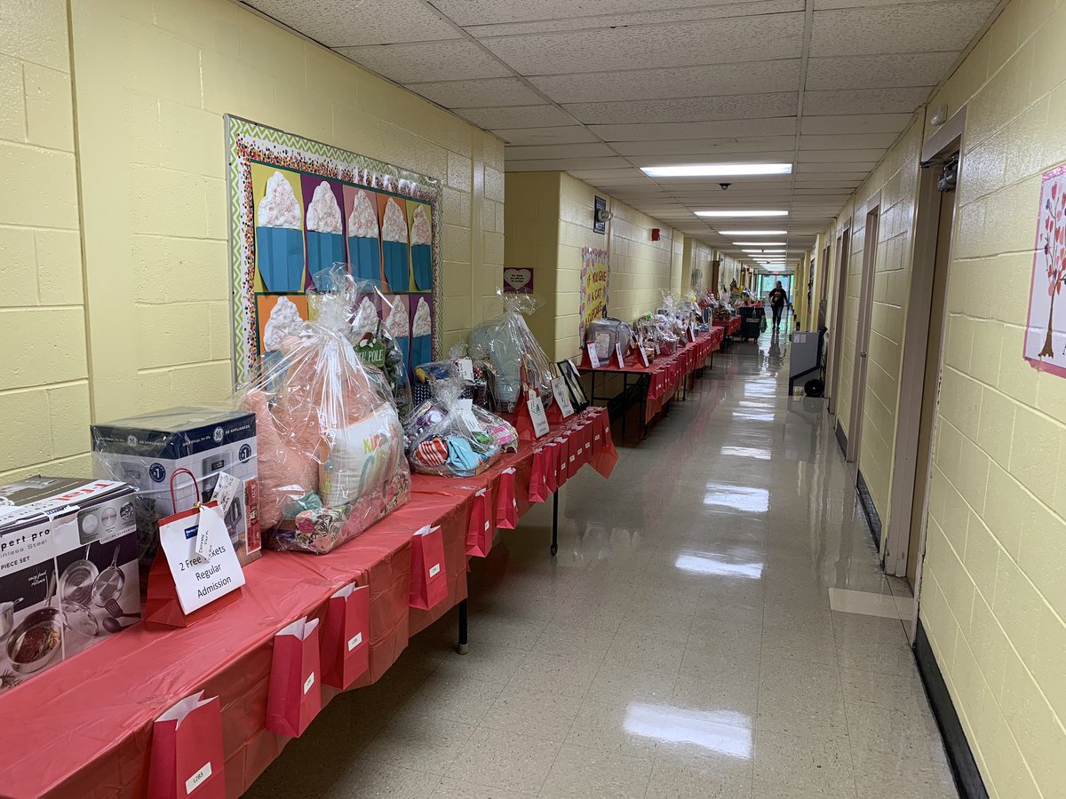 AcademyStreetES's tweet photo. What an amazing night! A huge Thank You to our PTA! Without you none of this would’ve been possible! Your countless hours you worked just to help our students and school is incredible! #trickytray #acadeMYschool #gotigers https://t.co/Wx6U0s4UVe