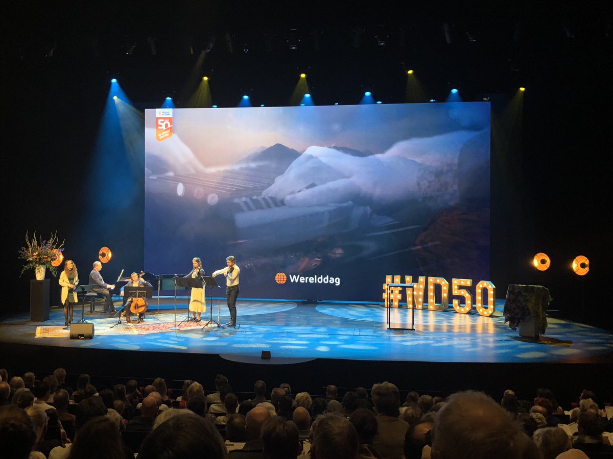 dsHoltslag's tweet photo. In het @AFAS_Theater bij de Werelddag van @WoordenDaad 
#WD50 https://t.co/Y3vvvIRibP