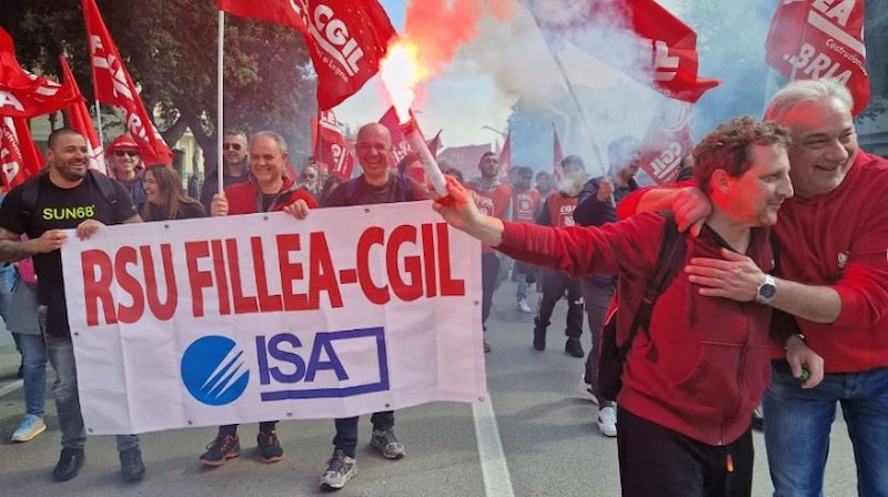 Il Legno-Arredo si fa sentire: lo sciopero e la manifestazione di Pesaro | Fillea CGIL UMBRIA filleaumbria.it/eventi-news/il… @filleacgil @FENEALUIL_ @FilcaCisl #legnoarredo #sciopero