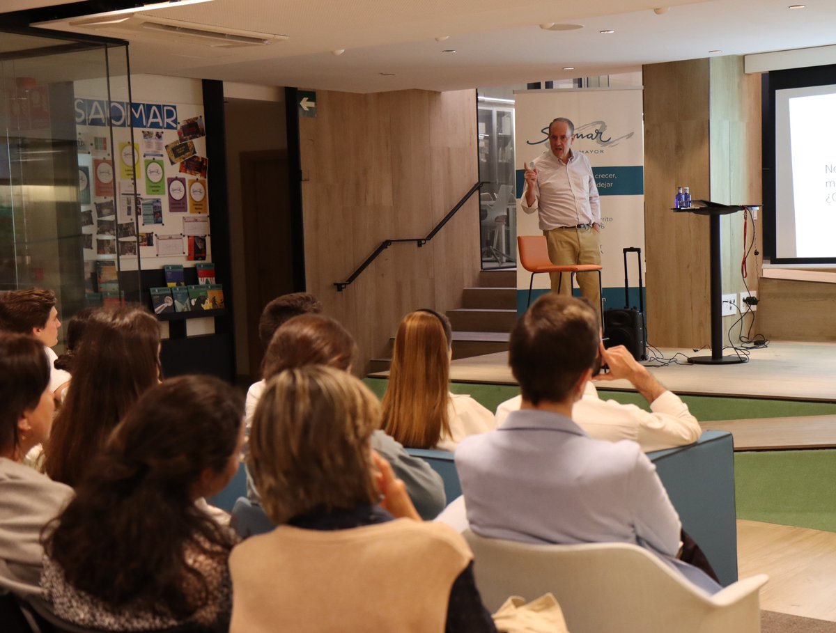 SaomarValencia's tweet photo. ¡Muchas gracias @jokindeirala por esta inspiradora conferencia! 
Una suerte haberte tenido esta tarde en Saomar
🙌🙌🙌🙌
#Saomar #ColegiomayorSaomar #ColegioMayorenValencia https://t.co/zxlXWmmFUp