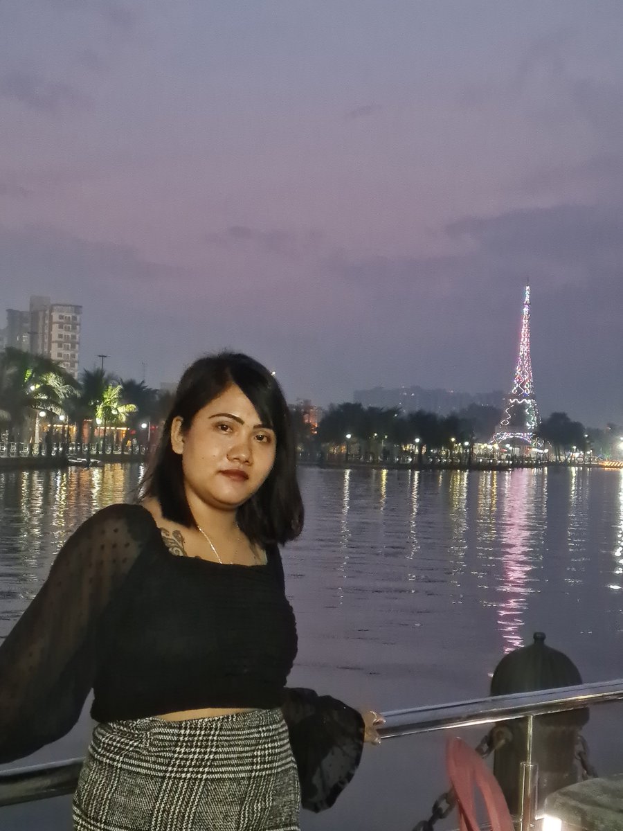 MsRohlupuii's tweet photo. An Evening in Paris!!! 🗼 
Am I smiling like Mona Lisa from the Louvre museum? 😀 https://t.co/Ar3cKYSx2p