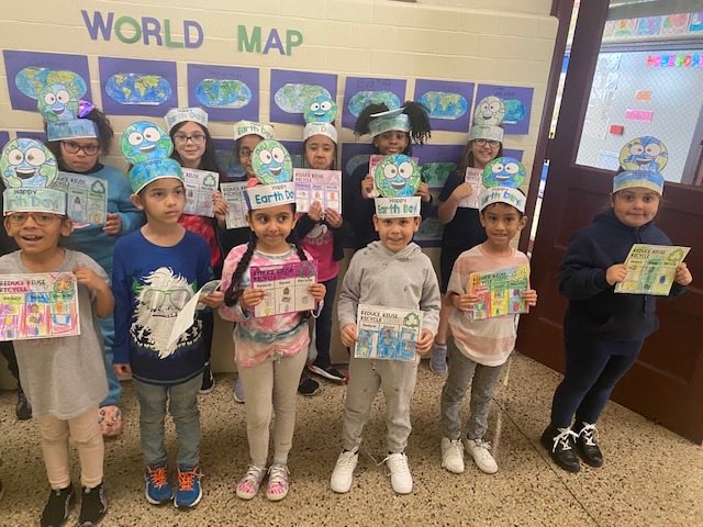 First graders in Miss Spann and Miss Patterson's class celebrate Earth Day by learning about ways to reduce, reuse, and recycle! ⁦@BayonneBOE⁩