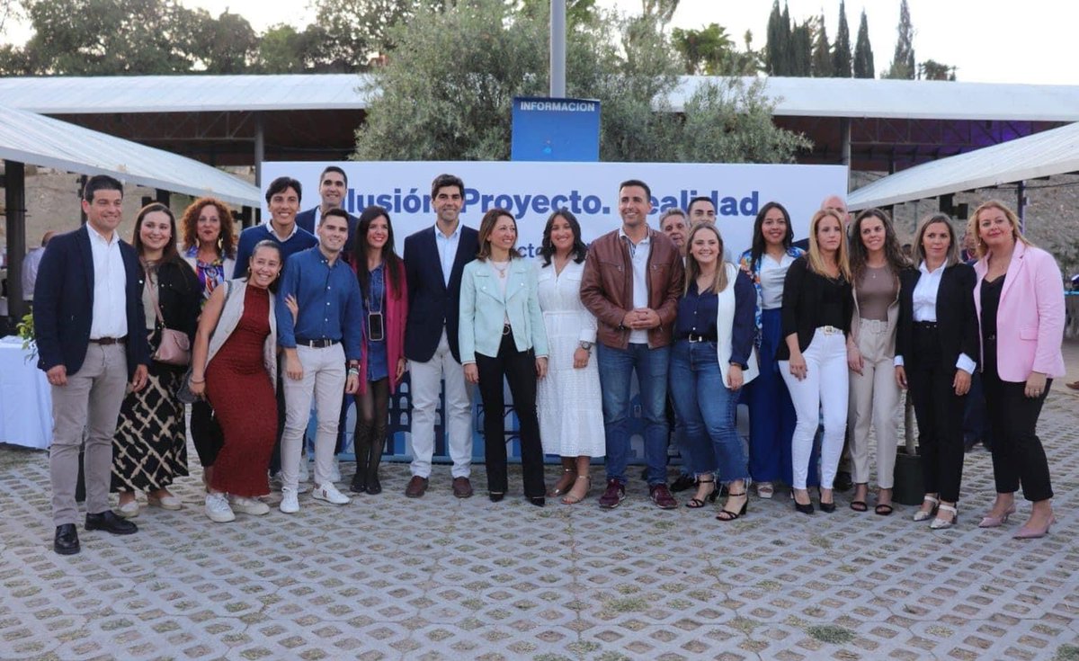 NNGGMalaga's tweet photo. 🔵 Coín, #ElProyectoQueNosUne

👉🏼 Junto con los compañeros de @nnggcoin en la presentación de la candidatura encabezada por @FranSantosCoin . 

¡Enhorabuena a todos! Los jóvenes de Coín estáis muy bien representados en esta candidatura 👏🏼

#Jóvenes #Coín #LibresYValientes #Málaga https://t.co/7W5EVyrEOq