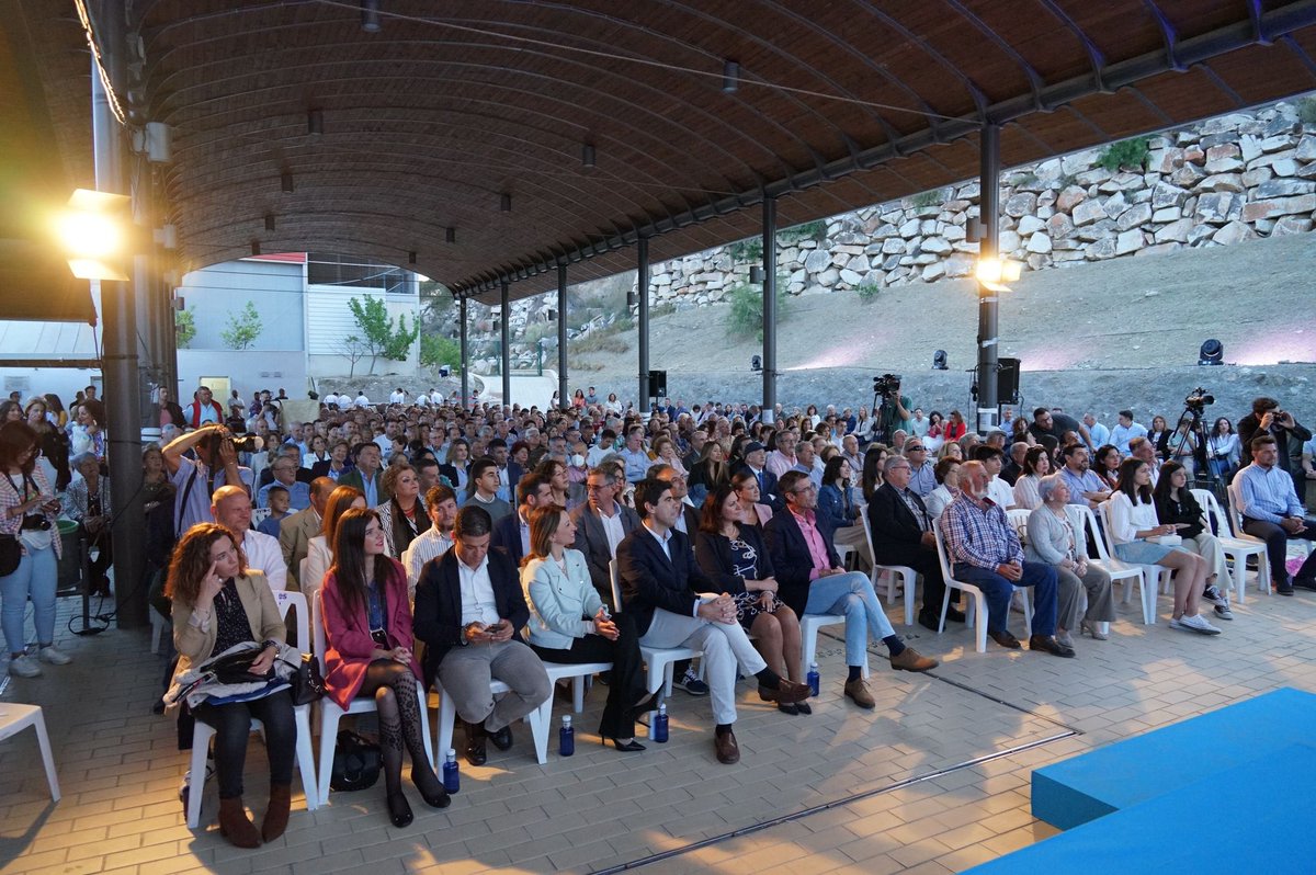 NNGGMalaga's tweet photo. 🔵 Coín, #ElProyectoQueNosUne

👉🏼 Junto con los compañeros de @nnggcoin en la presentación de la candidatura encabezada por @FranSantosCoin . 

¡Enhorabuena a todos! Los jóvenes de Coín estáis muy bien representados en esta candidatura 👏🏼

#Jóvenes #Coín #LibresYValientes #Málaga https://t.co/7W5EVyrEOq