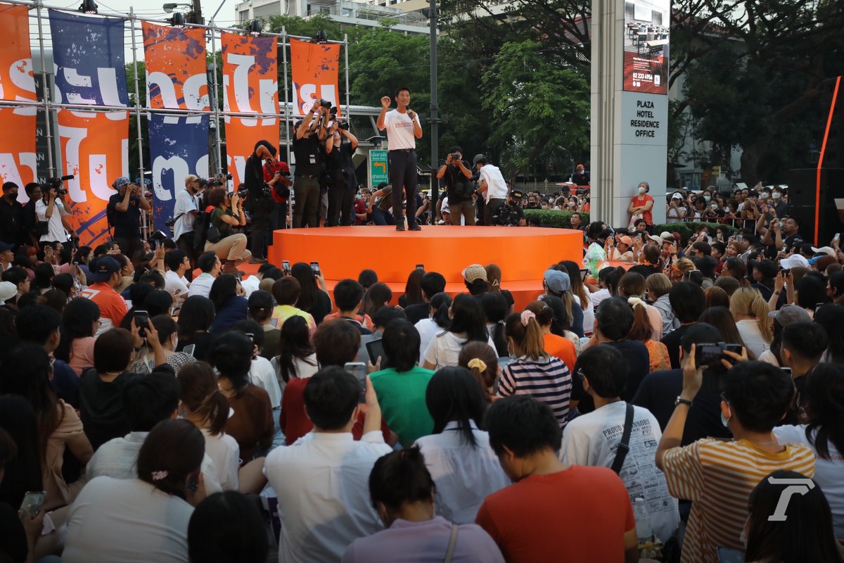 Thairath_News's tweet photo. ประชาชนทุกเพศทุกวัย นั่งฟังปราศรัยใหญ่จาก #พรรคก้าวไกล แน่นพื้นที่ด้านข้างสามย่านมิตรทาวน์ ทั้งนั่งเก้าอี้ นั่งพื้น และยืนฟัง  
⁣
📍 สามย่านมิตรมิตรทาวน์ ⁣
⁣
ภาพ : เอกลักษณ์ ไม่น้อย⁣
#ก้าวไกล #เลือกตั้ง66 #ThairathPhoto #ไทยรัฐออนไลน์ ⁣
⁣ https://t.co/gHzdDZui87