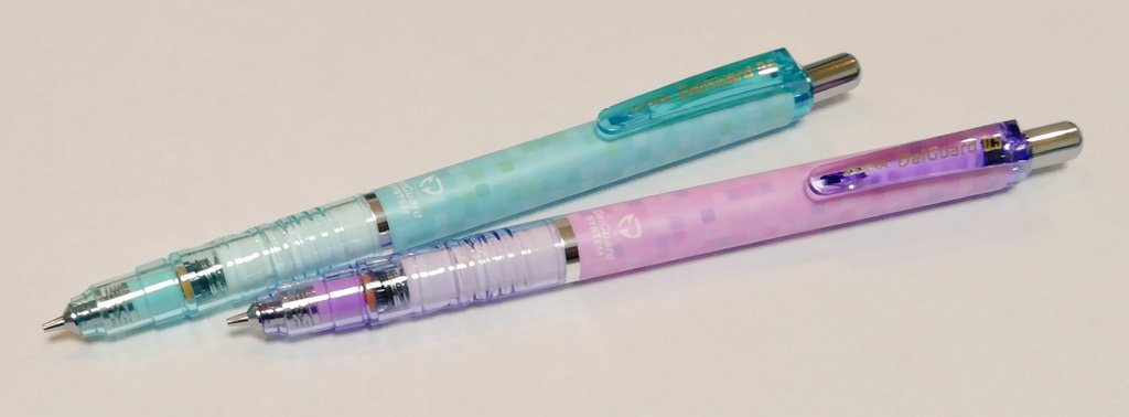 kuri_m_m_kuri's tweet photo. 愛用してたシャーペン #DelGuard が壊れて買いに行ったら、美しい彼カラー💙💜っぽいのがあって、思わず2本買っちゃった🥰仕事中も美しい彼感じながら頑張れそう🐥👑残念ながらイエローはなかった... https://t.co/TXoKFk3ZYx