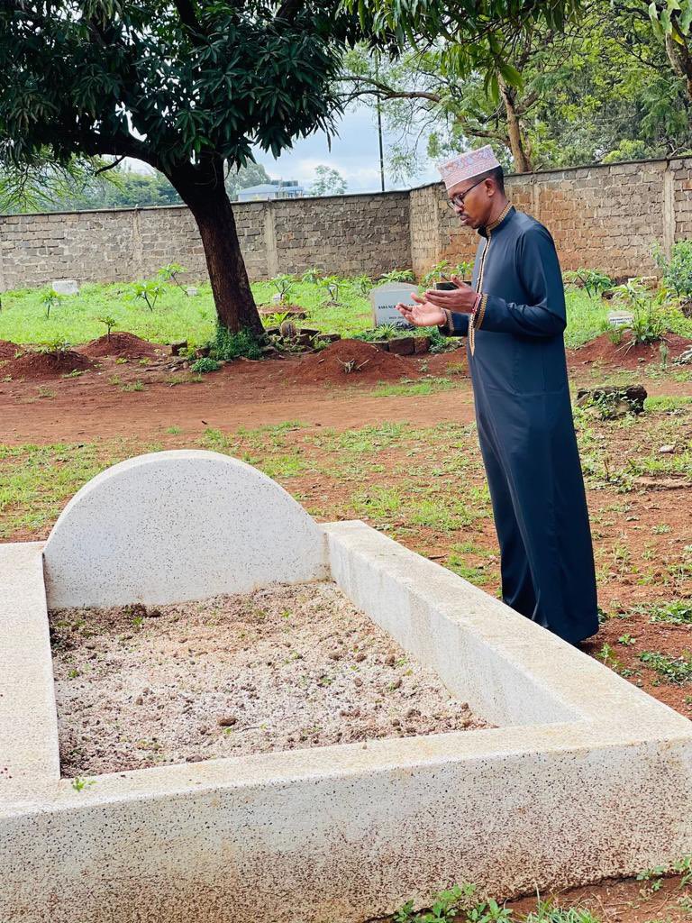 MohaJichoPevu's tweet photo. Nothing compares to the feeling of losing a parent. It's been 16yrs since my dad left this world and every day I wake up wishing I could be half the man he was.Every Eid Occassion brings with it a strong reminder that he is no longer here. For all those who have lost their parent https://t.co/1DVhnTkCY0