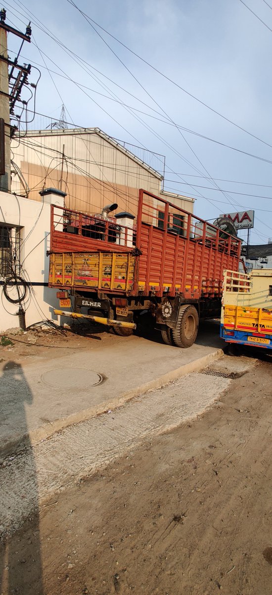 btply's tweet photo. @chennaipolice_ 

Near choolai they are not removing even after reminding not to park in front of JMA convention centre https://t.co/SBAnQ1n6pP