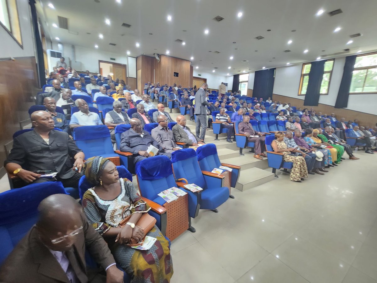 RGPH_Cg's tweet image. A J-3 du dénombrement du #RGPH-5 Mme le Ministre du  Plan continue sa communication de proximité en mobilisant les Maires/chefs de quartiers de #Brazzaville et #Pool pour informer sur le RGPH-5  pour une mobilisation sans faille des populations
#OuvronsNosPortesAuRecensement