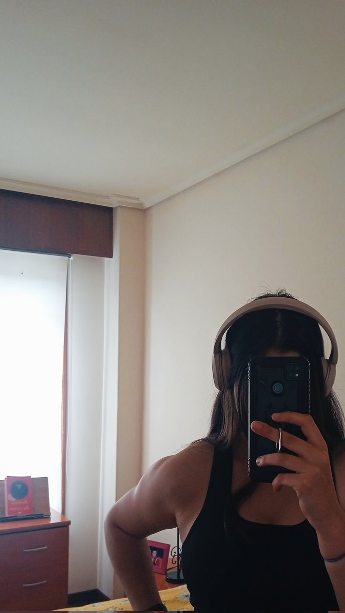 2 cosas:
1 Por fin tengo cascos para ir a entrenar.
Y 2 WTF mano garrapata