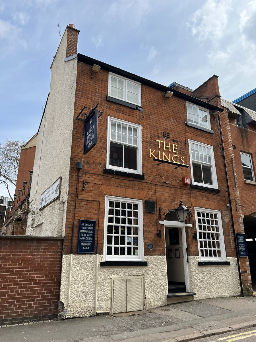 WlvVsMonkeyKong's tweet photo. 30. The Kings Head, Leicester.
Bonus points for the samosas. Loses the points for tenuous blue plaque.
#RealAleTrail https://t.co/W5ALLtEJ6f