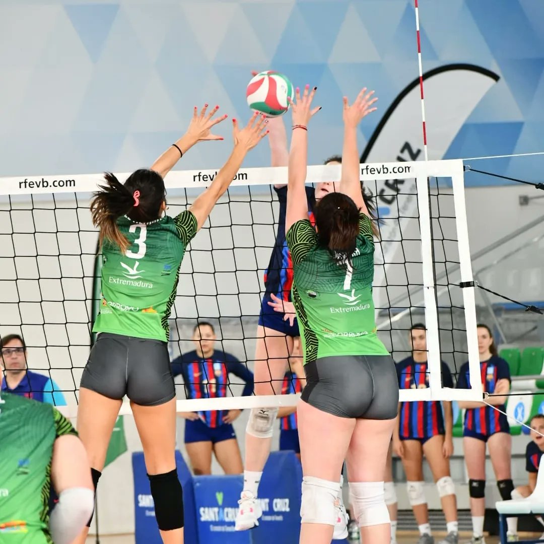 RFEVB's tweet photo. 5⃣ Puesto para @voleibolarroyo que supera en la final por la quinta plaza a @cvplayasdebenid en la #FaseFinalSF2
📊 https://t.co/9B5BTo2hZf https://t.co/qhqDPZrnvh