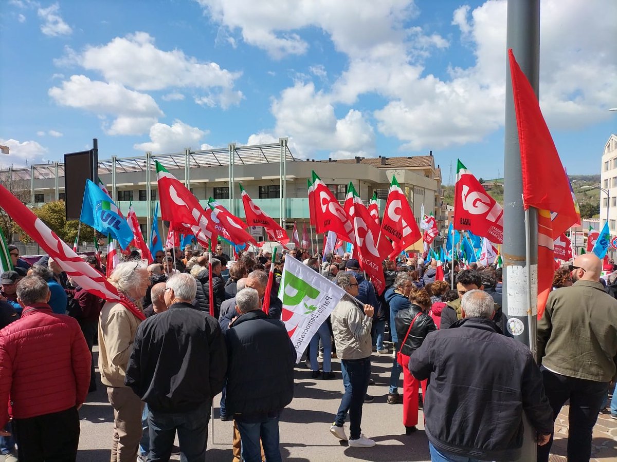 Marco_Sarra's tweet photo. Il @PdBasilicata assieme ad altre forze politiche, sindacali e associative, ha manifestato contro l'autonomia differenziata. Un ottimo modo per costrutire una opposizione popolare ad un disegno che spacca l'Italia e aumenta i divari. https://t.co/g8Az62ESYN
