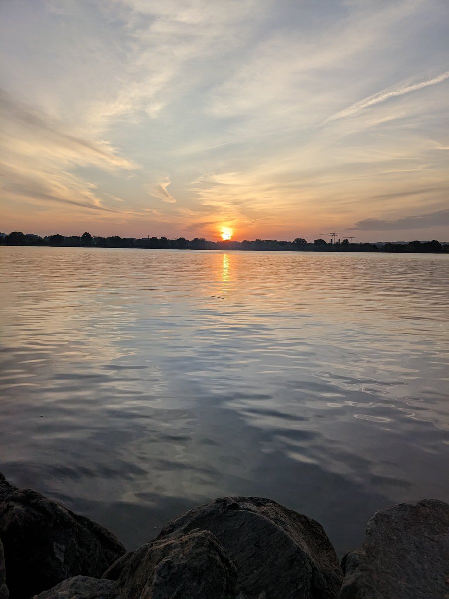 wirelesshogan's tweet photo. Yá'át'ééh abiní. When I watched the #sunrise on Thursday I learned that if I leave my spot along the Potomac promptly after I finish recording &amp; drive directly to the National Mall I can watch the sunrise a second time over the US Capitol. #KindaCool
Walk in beauty my relatives. https://t.co/il3wTzL2YR