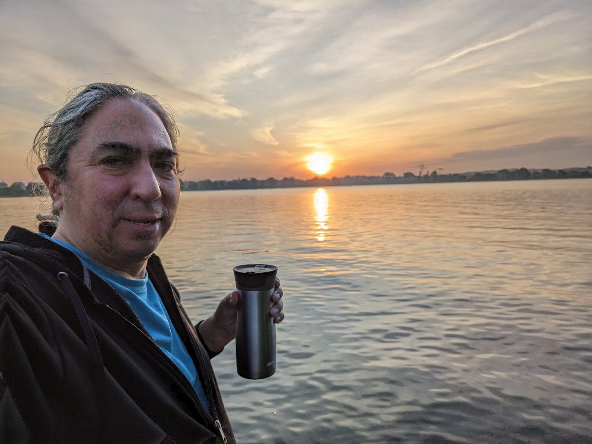 wirelesshogan's tweet photo. Yá'át'ééh abiní. When I watched the #sunrise on Thursday I learned that if I leave my spot along the Potomac promptly after I finish recording &amp; drive directly to the National Mall I can watch the sunrise a second time over the US Capitol. #KindaCool
Walk in beauty my relatives. https://t.co/il3wTzL2YR
