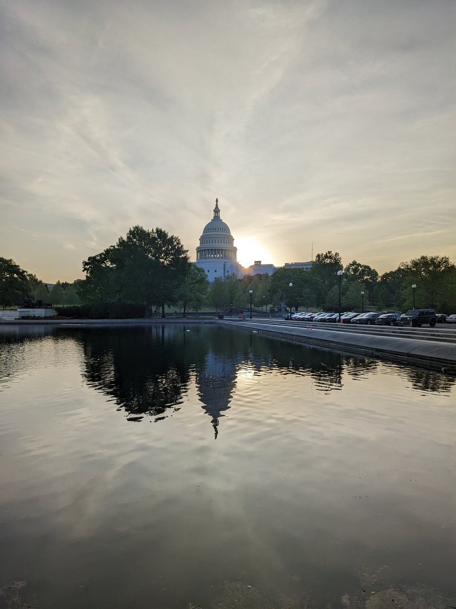 wirelesshogan's tweet photo. Yá'át'ééh abiní. When I watched the #sunrise on Thursday I learned that if I leave my spot along the Potomac promptly after I finish recording &amp; drive directly to the National Mall I can watch the sunrise a second time over the US Capitol. #KindaCool
Walk in beauty my relatives. https://t.co/il3wTzL2YR