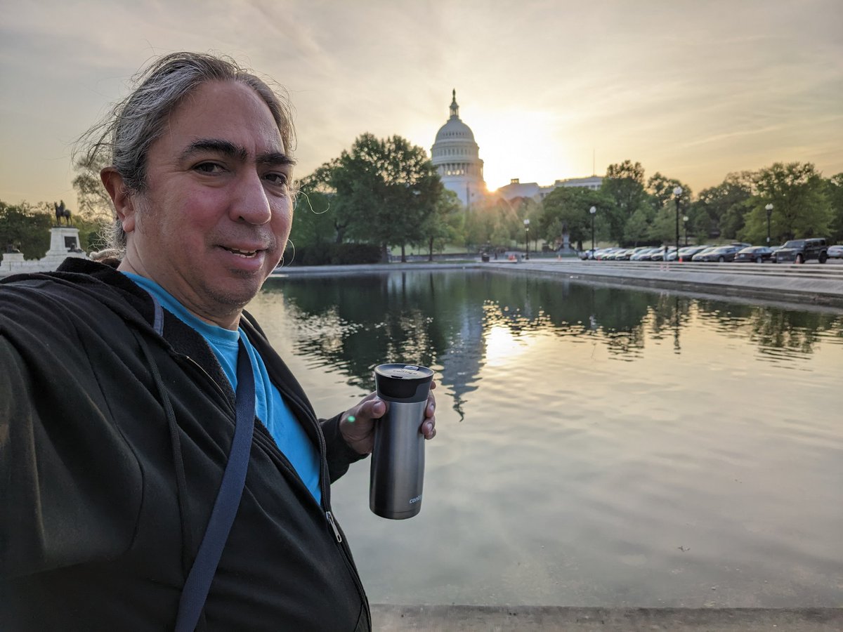 wirelesshogan's tweet photo. Yá'át'ééh abiní. When I watched the #sunrise on Thursday I learned that if I leave my spot along the Potomac promptly after I finish recording &amp; drive directly to the National Mall I can watch the sunrise a second time over the US Capitol. #KindaCool
Walk in beauty my relatives. https://t.co/il3wTzL2YR