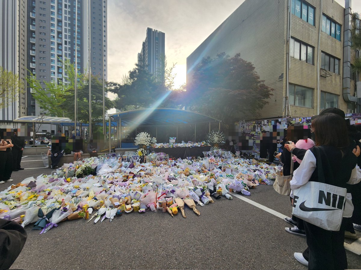 With_moon_ko_ng's tweet photo. 너를 두고 어떻게 가나...
아 너는 여기 없는데 밤새 여기 있다보니 괜히 니가 여기 있는거 같아서 ㅠㅠ
안떨어지는 발을 겨우 떼고 내려간다
빈아 진짜 부탁인데 다음엔 음치박치몸치로 태어나서 가수하지말고 그냥 평범한 사람으로 오래 살아줘 ㅠㅠㅠㅠㅠㅠ
빈아 내천사야 진짜 좋아해 사랑해♥ https://t.co/32Zl5Zzv16