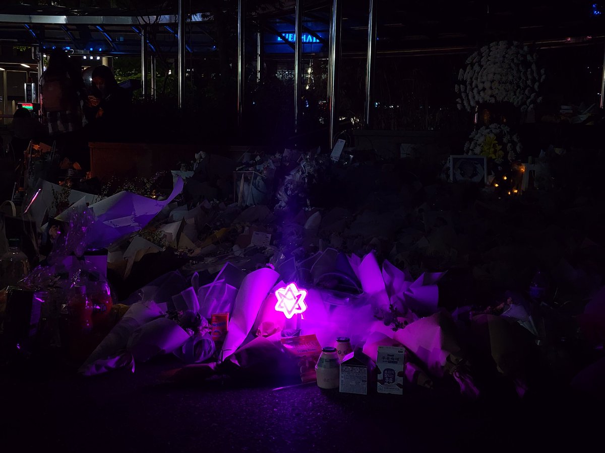 With_moon_ko_ng's tweet photo. 너를 두고 어떻게 가나...
아 너는 여기 없는데 밤새 여기 있다보니 괜히 니가 여기 있는거 같아서 ㅠㅠ
안떨어지는 발을 겨우 떼고 내려간다
빈아 진짜 부탁인데 다음엔 음치박치몸치로 태어나서 가수하지말고 그냥 평범한 사람으로 오래 살아줘 ㅠㅠㅠㅠㅠㅠ
빈아 내천사야 진짜 좋아해 사랑해♥ https://t.co/32Zl5Zzv16