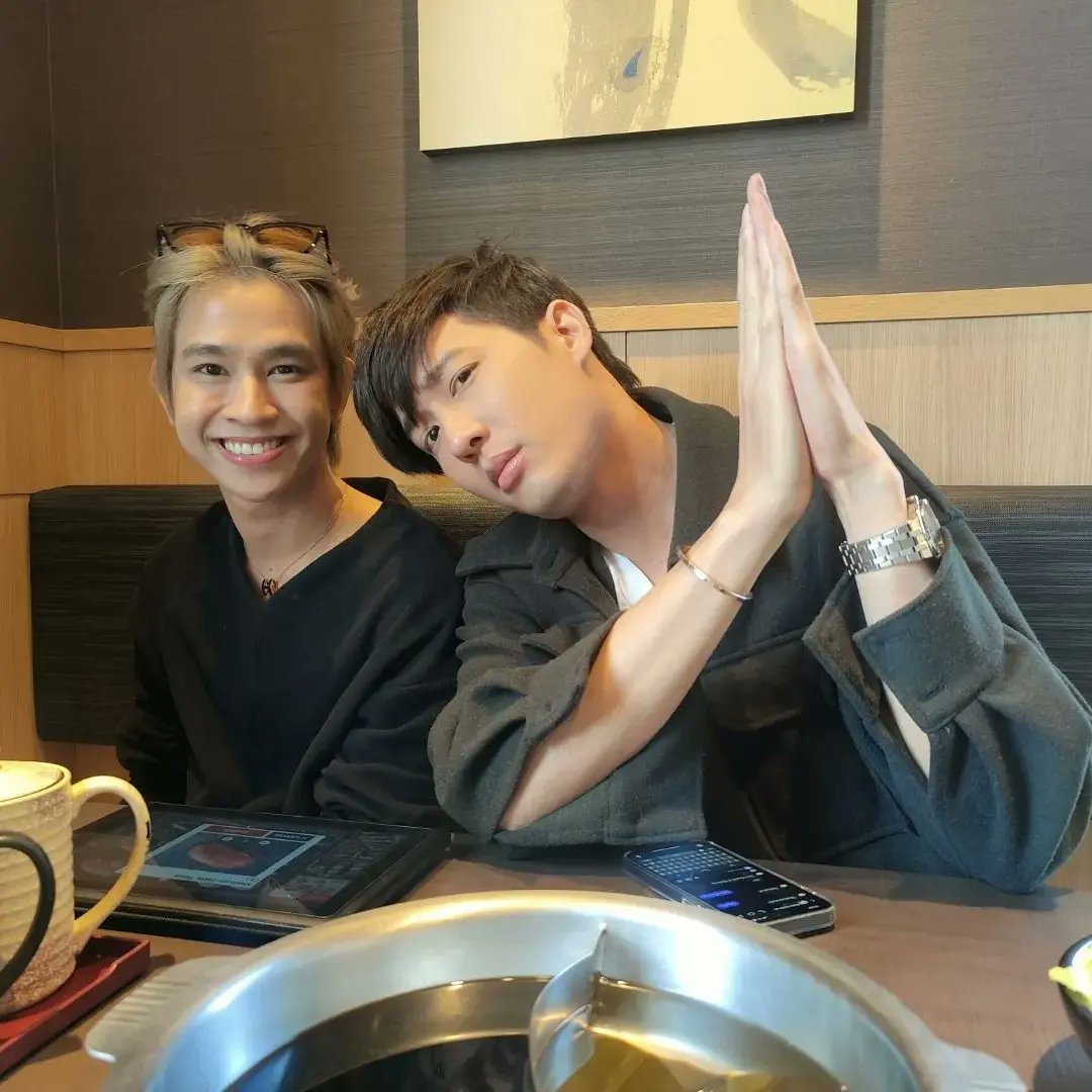 corazonthlatino's tweet photo. Actualizacion de IGs de Note:

ชาบู ชาบู ถูกใจสายชายู เติมพลัง

Trad esp: Shabu Shabu Le gusta la gente Chayu, repone energía

🗣️Mmm eso se ve muy delicioso 😋😋😋

#Fluke_natouch 
#Judo_tantachj 
#JudoFluke 
#MakeaTripXJudoFlukeD4
#notemakeup 

By Luba 🌟 https://t.co/5FzQMmYbCw