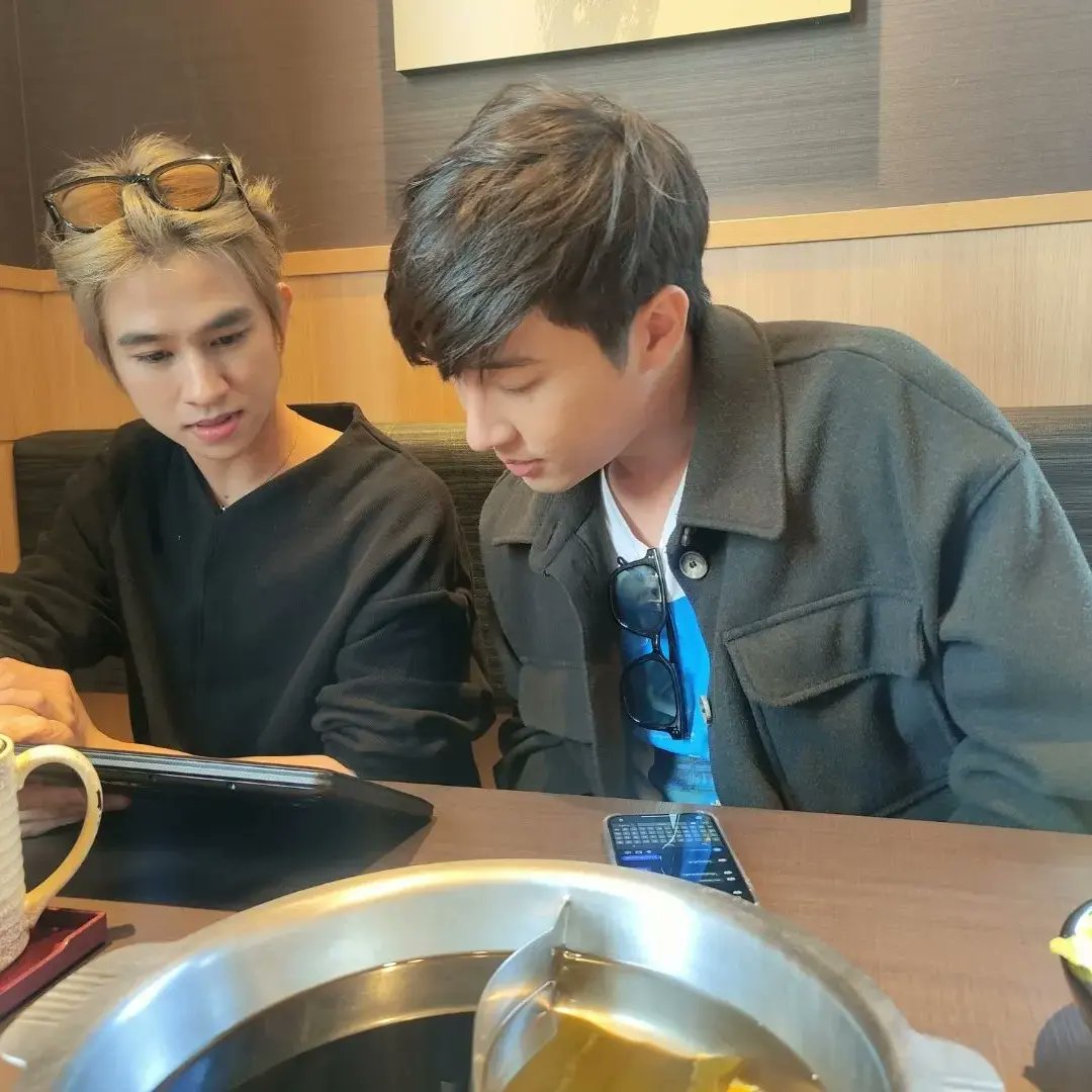 corazonthlatino's tweet photo. Actualizacion de IGs de Note:

ชาบู ชาบู ถูกใจสายชายู เติมพลัง

Trad esp: Shabu Shabu Le gusta la gente Chayu, repone energía

🗣️Mmm eso se ve muy delicioso 😋😋😋

#Fluke_natouch 
#Judo_tantachj 
#JudoFluke 
#MakeaTripXJudoFlukeD4
#notemakeup 

By Luba 🌟 https://t.co/5FzQMmYbCw