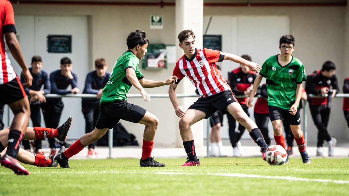 AthleticClub's tweet photo. CANTERA I Victoria del Cadete B en la jornada 29 de la División de Honor disputada esta mañana en Lezama.

#AthleticClub 2⃣-1⃣ @Astrabuduako 
⚽️ Asier Torres, Narbarte.

#AthleticLezama 🦁 https://t.co/lFCiaNx0y0