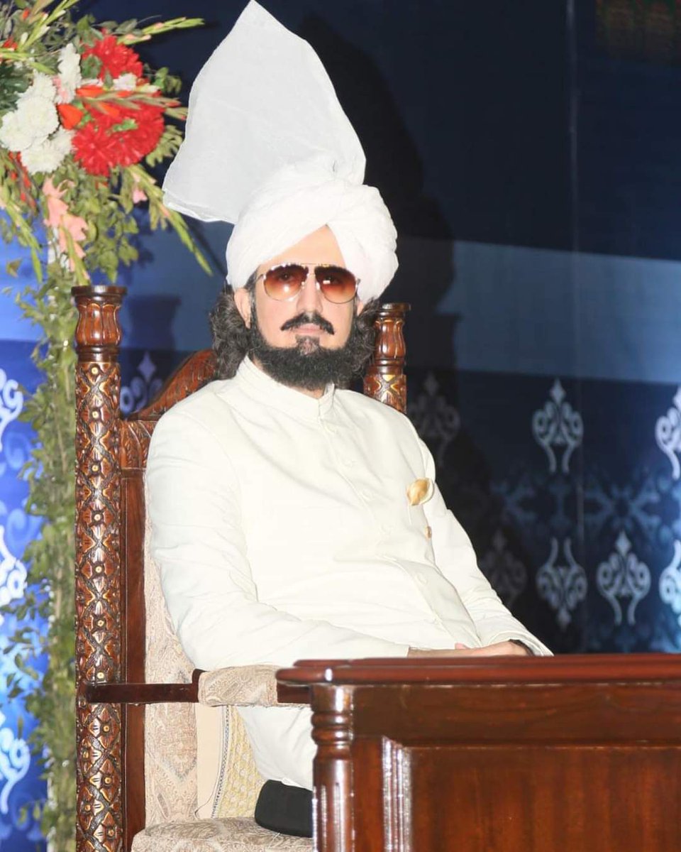 اچھا ہے دل کے ساتھ رہے پاسبان عقل 
لیکن کبھی کبھی اسے تنہا بھی چھوڑ دے 
#HBDSahibzadaSultan422