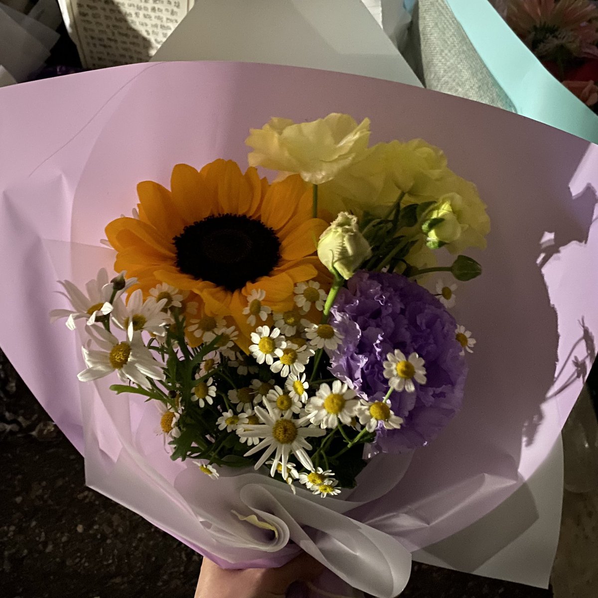 noonoorang's tweet photo. 소중한 나의 빈아!
오늘도 너 보고싶어서 꽃주러 왔어
꽃 사고 나서 하늘 보니까 달이 잘보이더라
빈이 생각나서 찍었어😃
아마 빈이 잘 도착해서 달이 잘 보인거 같아
나 또 올게! 사랑해! 문빈 https://t.co/OHO95Scpmp