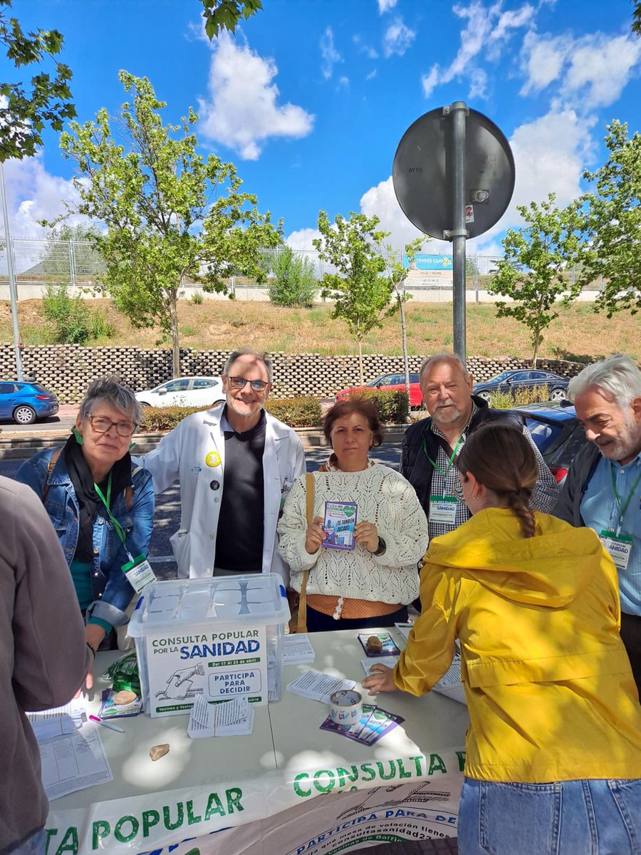 Vecinos y vecinas, compañeros y compañeras de nuestra federación, participan como voluntarios en la #ConsultaSanidad23 en nuestra ciudad. 
Hoy estamos en @AlcalaMagna y en la Plz de los Santos Niños. Mañana estaremos en la Plz del Barro. 
Acude para apoyar a tu #SanidadPublica 💪🏽