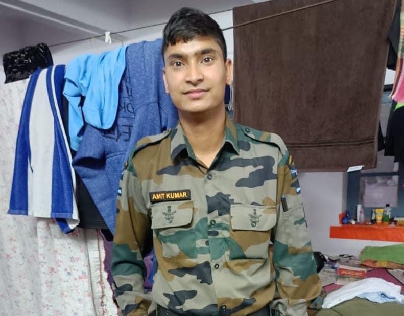 Shaileshahir34's tweet image. अहीरवाल के गांव नेहरू नगर के मात्र 23 वर्षीय #अमित_यादव हैदराबाद में भारतीय वायु सेना की ट्रेनिंग के दौरान ह्र्दयगति रुकने से शहीद हो गये। ईश्वर उन्हें अपने चरणों में स्थान दे...!! ❤️🥲💐
शहीद अमित यादव जी को सत् सत् नमन 🙏🏻🥲