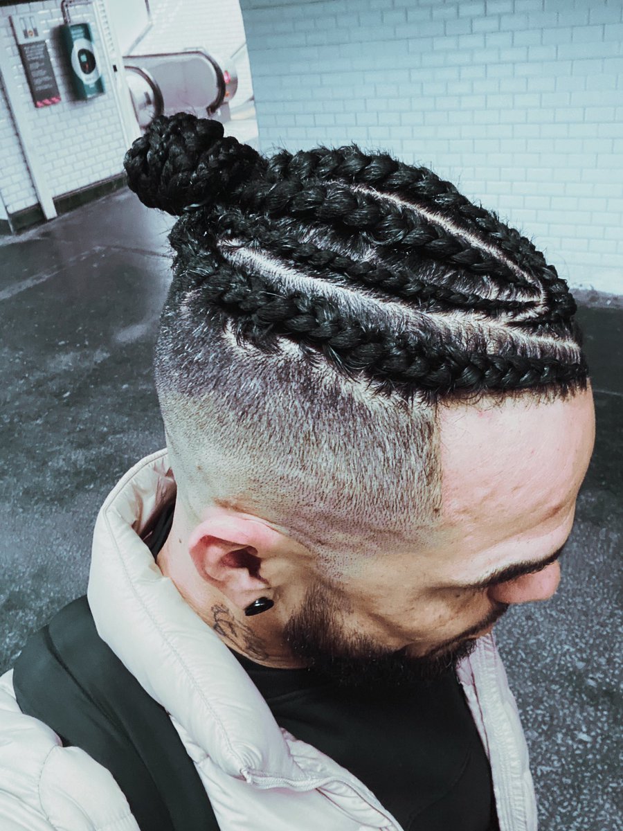 lartdeperdre's tweet photo. Ça s’appelle « appropriation culturelle » reuf. Et nous les latino-américains sommes les masters… 👑😎🤙🏽  #royalty #donteventry https://t.co/kKkZBM6Jb1