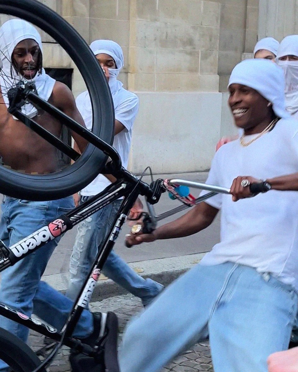 viewsfrance's tweet photo. A$AP Rocky en tournage d'un clip à Paris 🇫🇷 https://t.co/waN1BVUNQx