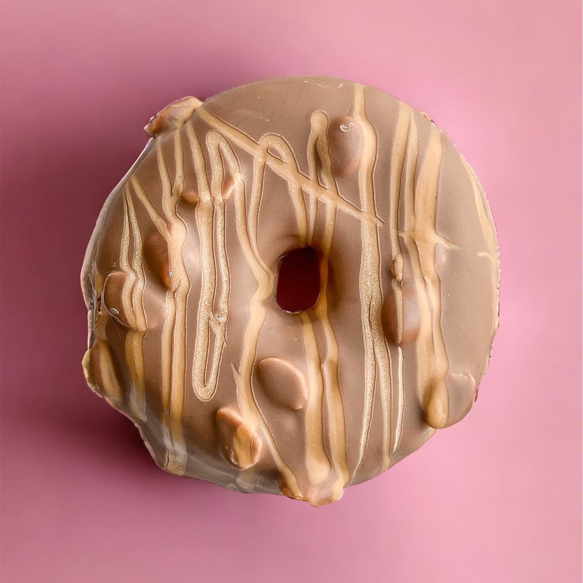 doughnutplace's tweet photo. Not Snickers 🙌 

Layers of caramel, peanuts, milk chocolate and peanut butter 😍 https://t.co/czByoQlZMh