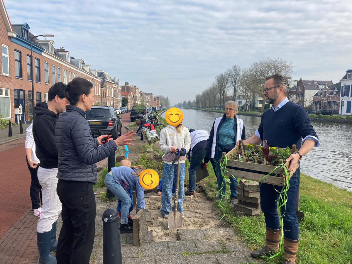 GLRijswijk's tweet photo. Wethouder Mark Wit overhandigde een plantenpakket aan bewoners van het Jaagpad in het kader van Groene Initiatieven.
Via https://t.co/f8oXWPsYmU adopteerden ze een stukje groen langs de Vliet.
Adopteer jij zelf of met je buren ook een boomspiegel of groenstrook?💚
#groenindestad https://t.co/uUULTvTtHU