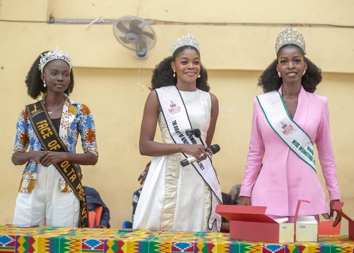 keta_vibes's tweet photo. The reigning queen of Face of Volta Pageant joined @priscaabah_official and @ibk.officials to launch The Girl Child Power Project in the Volta Region.The project seeks to empower the girl child to do better with their academic works.Our reigning Queen @sikablandy was a speaker. https://t.co/DrmradrvRG