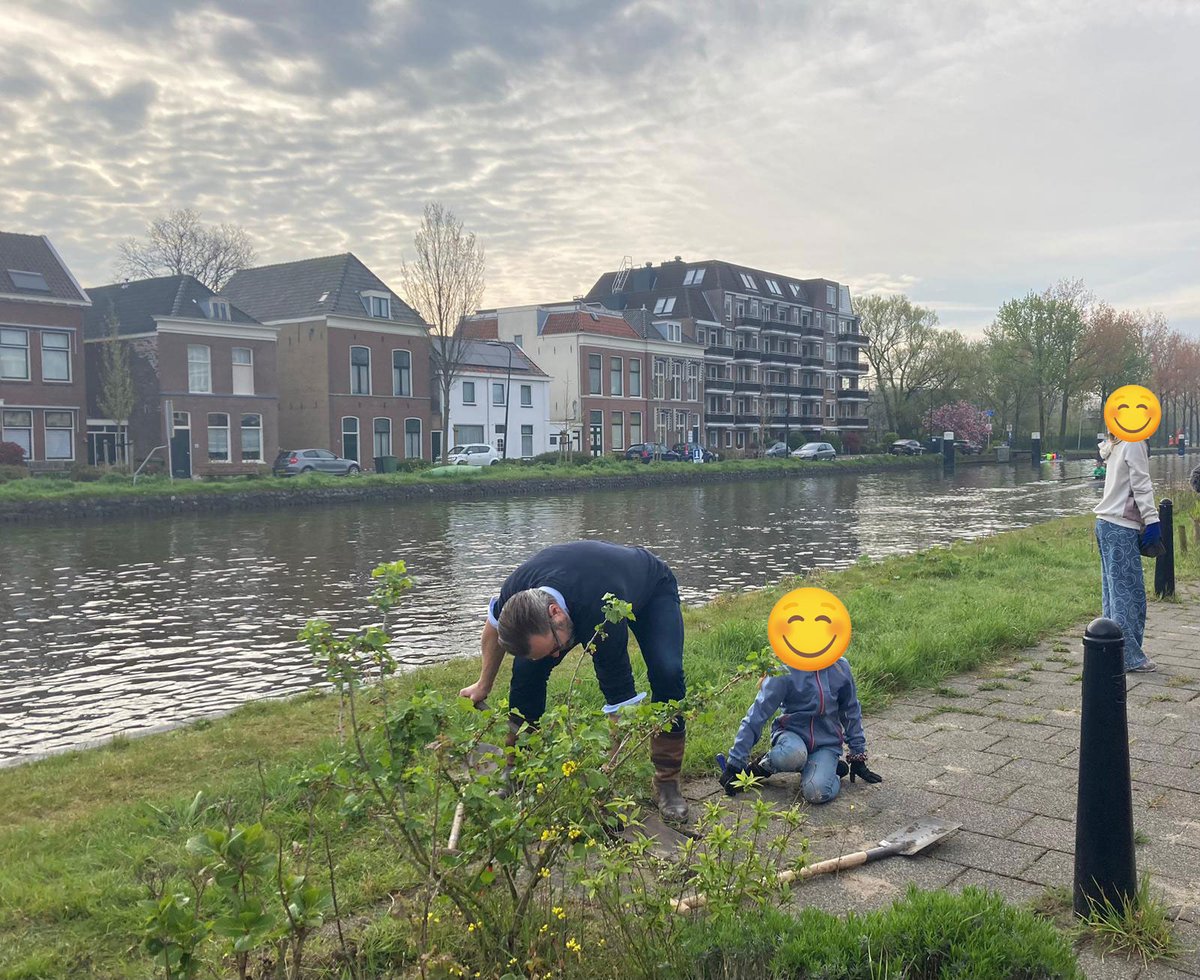 GLRijswijk's tweet photo. Wethouder Mark Wit overhandigde een plantenpakket aan bewoners van het Jaagpad in het kader van Groene Initiatieven.
Via https://t.co/f8oXWPsYmU adopteerden ze een stukje groen langs de Vliet.
Adopteer jij zelf of met je buren ook een boomspiegel of groenstrook?💚
#groenindestad https://t.co/uUULTvTtHU