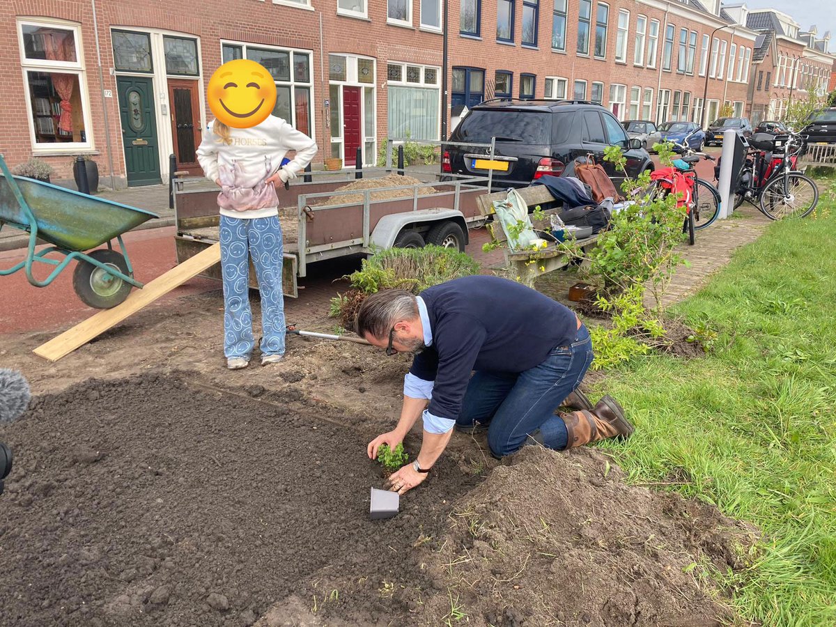 GLRijswijk's tweet photo. Wethouder Mark Wit overhandigde een plantenpakket aan bewoners van het Jaagpad in het kader van Groene Initiatieven.
Via https://t.co/f8oXWPsYmU adopteerden ze een stukje groen langs de Vliet.
Adopteer jij zelf of met je buren ook een boomspiegel of groenstrook?💚
#groenindestad https://t.co/uUULTvTtHU
