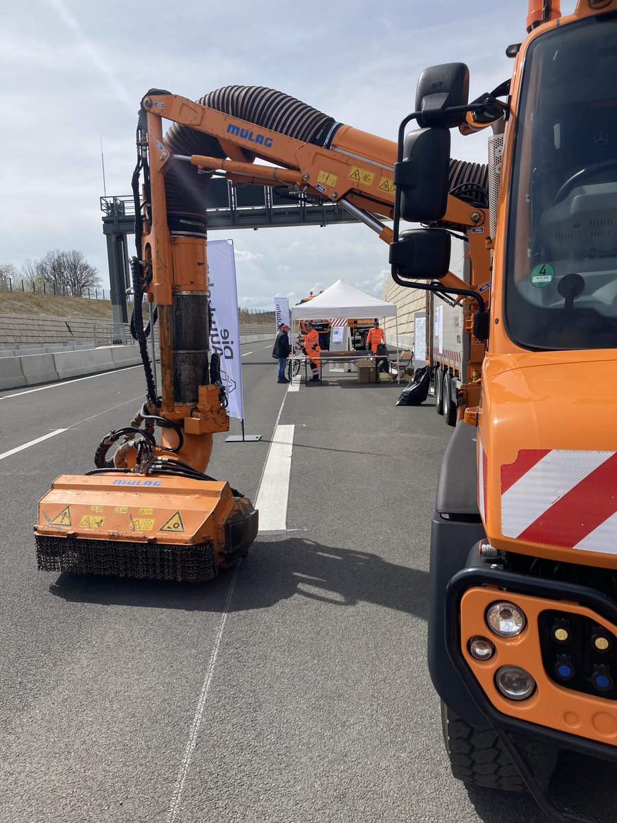 Autobahn_NW's tweet photo. #TagDerOffenenBaustelle 🚧 #A44 zwischen #Waldkappel und #Ringgau bei strahelndem Sonnenschein ☀️ heute, 22.4., noch bis 15 Uhr! #DieAutobahn und die #DEGES freuen sich auf Euer kommen! https://t.co/KvDy96Q7UN