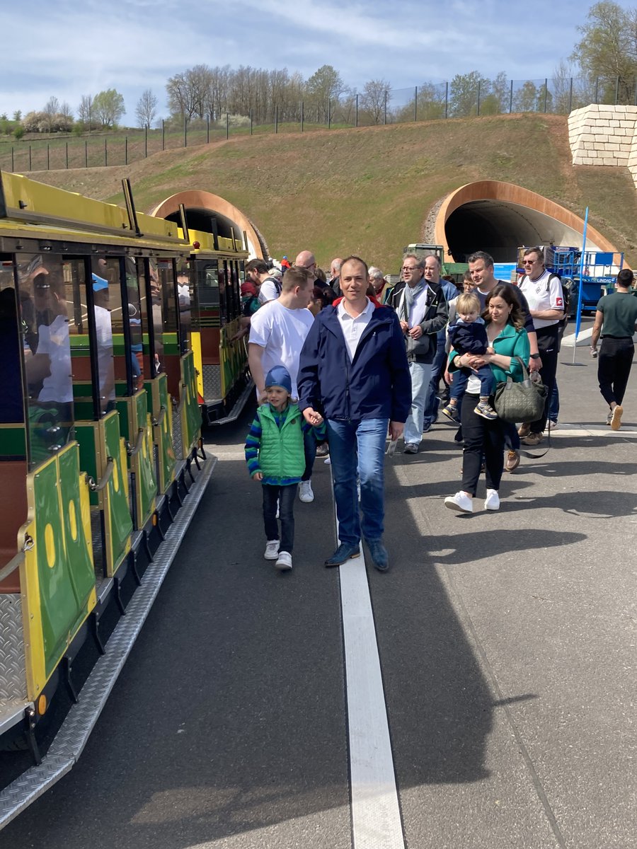 Autobahn_NW's tweet photo. #TagDerOffenenBaustelle 🚧 #A44 zwischen #Waldkappel und #Ringgau bei strahelndem Sonnenschein ☀️ heute, 22.4., noch bis 15 Uhr! #DieAutobahn und die #DEGES freuen sich auf Euer kommen! https://t.co/KvDy96Q7UN