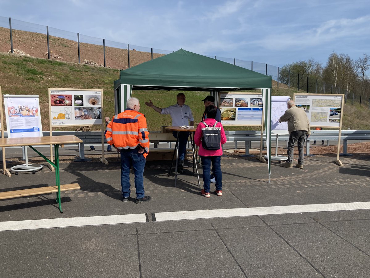 Autobahn_NW's tweet photo. #TagDerOffenenBaustelle 🚧 #A44 zwischen #Waldkappel und #Ringgau bei strahelndem Sonnenschein ☀️ heute, 22.4., noch bis 15 Uhr! #DieAutobahn und die #DEGES freuen sich auf Euer kommen! https://t.co/KvDy96Q7UN