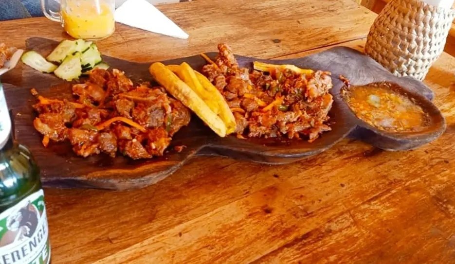 TheLuxeQueen1's tweet photo. In #Arusha #TanzaniaUnforgettable we slept at #AfricanTulipHotel we also tried a local delicacy #KitiMoto [pork &amp; plantain] very addictive #EastAfricaByRoad #AcrossAfrica https://t.co/8rIswoub0X