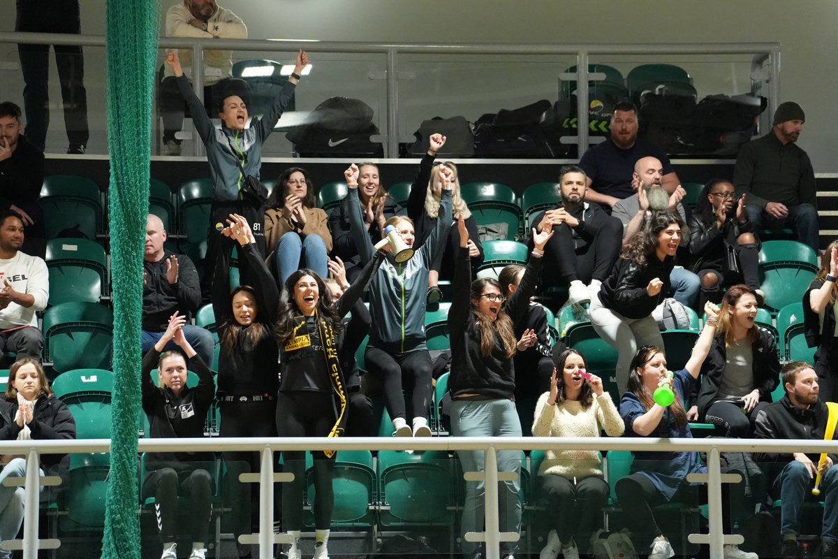 It's neck and neck between <a href="/NEMHAWKSHC/">NEMHawksHandball</a> and <a href="/Olympia_HC/">Olympia Handball Club</a>!
The atmosphere is 🔥🔥🔥 
Who's going to win?!
#Handball #EnglandHandball #EHAFinal4