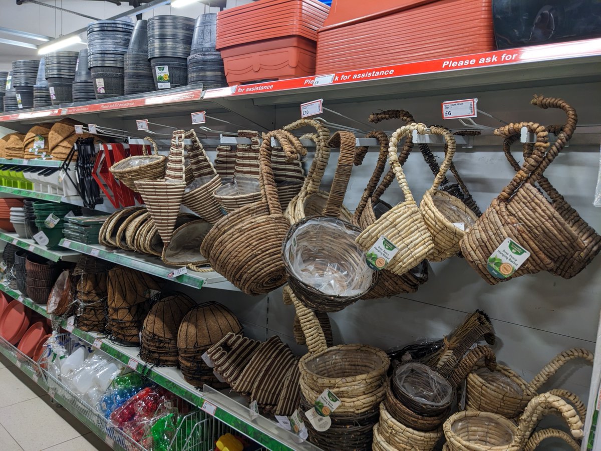 AlhambraCentre's tweet image. Get your garden Summer ready with @Poundstretcher1 🧑‍🌾

With planters and garden tools to make the most of your garden and twinkling lights and BBQ essentials for those warm Summer evenings 🙌

#Poundstretcher #GardenEssentials #BBQessentials